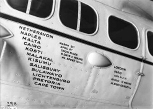 Flugzeug : Flugzeugrumpf mit Aufschrift der Reiseroute