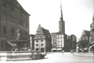 Neiße, Ring : Neiße (Nysa/Polen). Ring. Blick über den Tritonenbrunnen nach Norden zum Kämmereigebäude, Rathaus- und Glockenturm und Pfarrkirche St. Jakobi