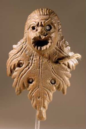 Komische Maske mit angesetztem Weinblatt