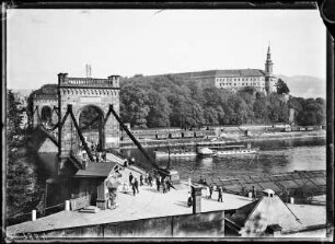 Tetschen-Bodenbach (Decin/Tschechische Republik). Kaiserin-Elisabeth-Brücke und Schloss Tetschen. Auf der Elbe Dampfer "Pirna"
