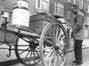Niederlande. Amsterdam. Freihauslieferung. Der Milchmann hält vor jedem Haus. Aufgenommen 1936
