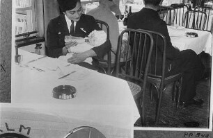 Vergleichsabbildungen. Stewardess einem Säugling in einem Restaurant die Flasche gebend