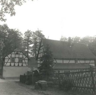 Niederalbertsdorf (Langenbernsdorf-Niederalbertsdor), Dorfstraße 40. Vierseithof (18./19. Jh.). Stallgebäude und Wohnstallhaus. Straßenansicht