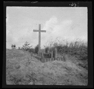 [bei Arras (Dep. Pas-de-Calais, Frankreich):] Soldatengrab [aus französischen Blindgängern erbaut?] beim Schützengraben "Obermay[e]r-Graben"