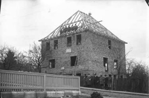 Wernigerode. Wohnhaus der Familie Knochenhauer. Rohbau mit fertigem Dachstuhl (wohl Richtfest). Straßenansicht