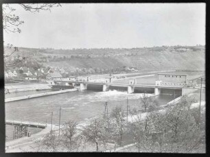 Hessigheim, Wehr, Kraftwerk und Schleuse vom Unterwasser und linken Hang