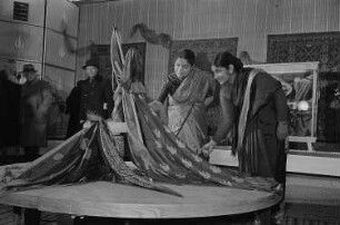 Frühjahrsmesse Leipzig, Indischer Pavillon, indische Messeteilnehmerinnen präsentieren Stoffe