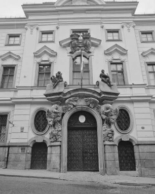 Palais Thun-Hohenstein & Palais Kolowrat & Haus Nr. 214 — Portal