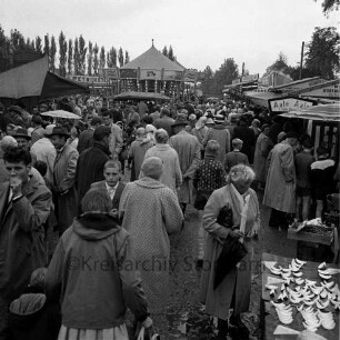 Karpfenfest: Festplatz an der Ahrensböker Straße: Karussell, Jahrmarktstände, Besucher mit Regenschirmen, 8. Oktober 1961