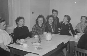 Feier zum Internationalen Frauentag im Henschel-Verlag : Mitarbeiterinnen des Verlags während der Feier
