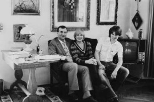Familie S. (W. S., Direktor des Kupferstich-Kabinetts der Staatlichen Kunstsammlungen) im Wohnzimmer