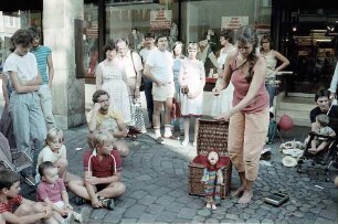 Freiburg i. Br.: Marionettenspielerin in der Rathausgasse