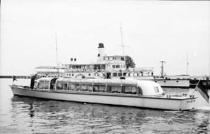 Konstanz: Omnibusboot "Hecht" fährt in Hafen