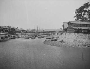 Hafen von Shimabara : Hafenbecken mit vor Anker liegenden Schiffen