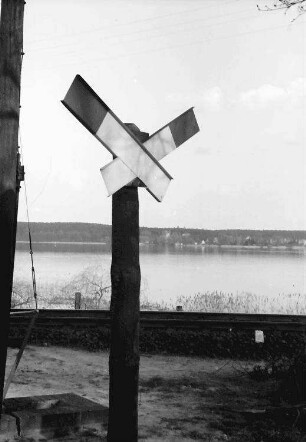 Caputh: am Bahnübergang