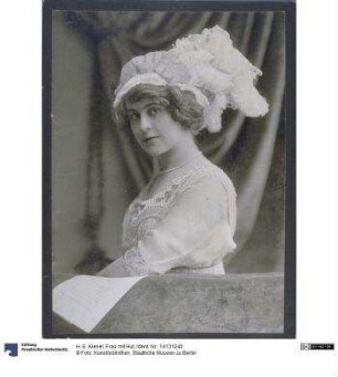 Frau mit Hut