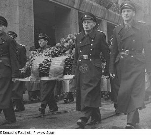 Polizisten mit Ehrenkranz