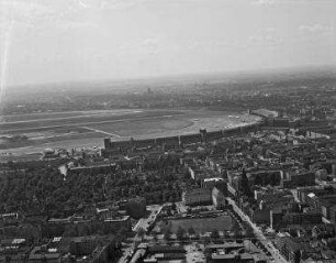 Luftaufnahme, Blick von Norden auf den Flughafen Tempelhof. Berlin-Tempelhof, Columbiadamm