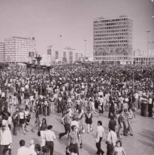 Berlin, 10. Weltfestspiele der Jugend und Studenten : Berlin, 10. Weltfestspiele der Jugend und Studenten. Festivaltrubel auf dem Alexanderplatz