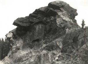 Vogtland. Großer Affenstein am Rehhübel südlich Falkenstein. Gefalteter Grauwackenquarzit
