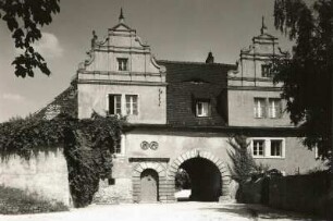 Strehla. Schloß (Kinderheim). Torhaus der Vorburg (um 1560), Stadtseite