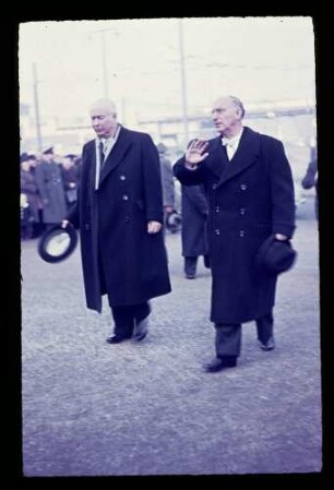 Heuss vor Ged.bibliothek 29.1.55.