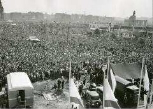 Kundgebung zum 1.Mai 1952 auf dem Platz der Republik vor dem Berliner Reichstag