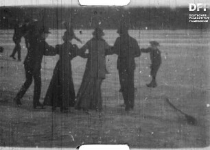 Schlittschuhlaufende Familien (19??)