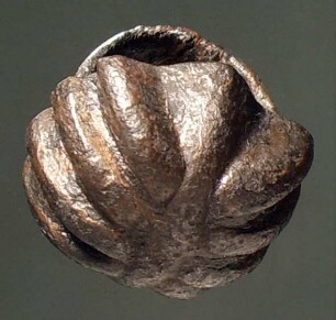 Gerippter Knopf mit Bandöse