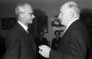 Freiburg: Amerikahaus, Übergabe eines Bibliothekswagens, Consul Charles Chamberlein
