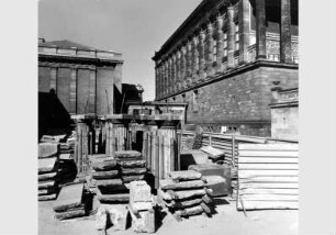 Kolonnadensäulen vom Neuen Museum an der Westseite der Nationalgalerie