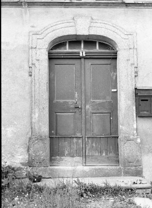 Klingenthal-Zwota, Alte Klingenthaler Straße 1. Wohnhaus (1790/1810). Portal