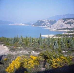 Spanien. Stausee von Yesa in den spanischen Vorpyrenäen