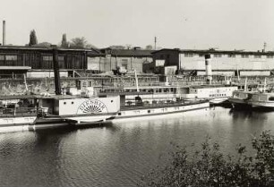 Dresden-Neustadt. Winterhafen der Weißen Flotte Dresden. Blick vom Hafendamm auf Personen-Seitenraddampfer "Diesbar" (1884, Werft Blasewitz) und "Dresden" (1926, Werft Laubegast) und Lagerschuppen des ehemaligen Verkehrshafens