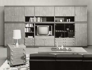 Rollcontainer "Favorit" : Wohnzimmermöbel (1974; VEB Möbelkombinat Wi-We-Na). Ansicht mit Rollcontainer und Anbauwand "Favorit" sowie Couchtisch und Sofa