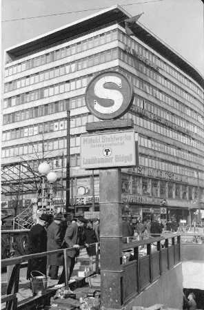 Berlin: Eingang zum S-Bahnhof Potsdamer Platz, Hintergrund Columbushaus