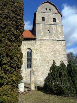 Kirchturm von Süden (romanisch gegründeter Chorturm mit Turmchor - querrechteckig - Mittelgeschoß mit Schießscharte (Schlitzscharte))