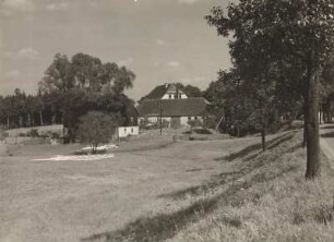 Gasthof Grillenburg : Grillenburg (Tharandter Wald). Gasthof von der Straße nach Freiberg aus gesehen