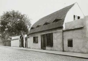 Gebäude mit Ladenlokal und geschweiftem Dach : Dresden-Neustadt, Kasernenstraße 31, Gebäude mit Ladenlokal und geschweiftem Dach. Auf dem Grundstück hat die Dresdner Champagner-Fabrik und Wein-Grosshandlung W. F. Seeger ihren Sitz