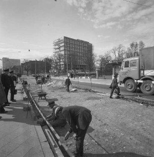 Anbringung einer Asphalt-Verschleißdecke auf der nördlichen Fahrbahn der Durlacher Allee zwischen Bernharduskirche und Durlacher Tor anstelle des bisherigen Kleinpflasterbelags.