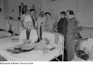 Gespräch am Krankenbett eines Jungen