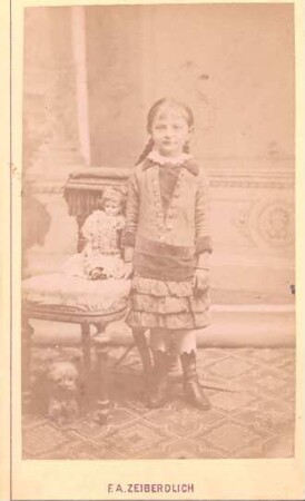 Foto Mädchen mit Puppe im Atelier