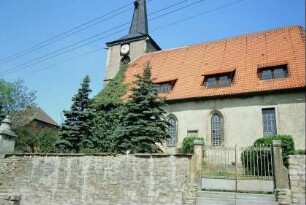 Dorfkirche von Südost; Kirchhofsmauer und Kriegerdenkmal