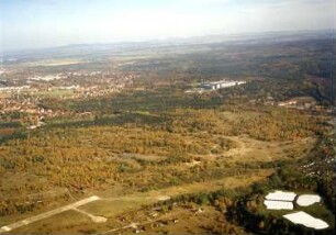 Dresden-Klotzsche. Blick über das Randgebiet der Dresdner Heide (ehemaliges militärisches Übungsgelände). Luftbild-Schrägansicht