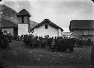 Tanzende in Chulina : Eine Gruppe von Personen auf einem Platz in einem Dorf