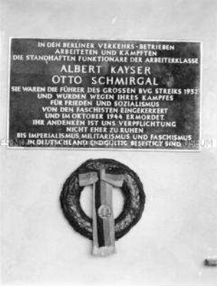 Gedenktafel für Albert Kayser und Otto Schmirgal am Gebäude der Berliner Verkehrsbetriebe in Berlin (Ost)