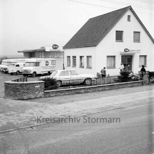 Firma Günter Kropp: Lebensmittelvertrieb: Bolande: Außenansicht: Betriebsgelände mit Einfahrt, Bürogebäude, Verkaufs- und Lagerhalle, mit Firmenlogo: Verkaufsfahrzeuge "rollender Kaufladen" in Reihe, mit Firmenaufschrift "Kropp - im Dienste der Hausfrau": Arbeiter im Vorgarten, Junge auf Gartenmauer
