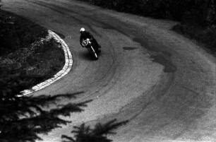 Schauinsland: Holzschlägermatte; Motorräder in der Kurve; Nr. 57