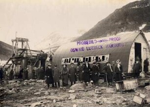 Spitzbergen. Smerenbergbucht. Touristen und Besatzungsmitglieder eines Kreuzfahrtschiffes vor der Wellmannhütte