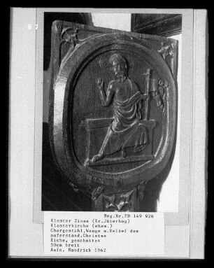 Chorgestühl, Wange mit Relief des auferstandenen Christus